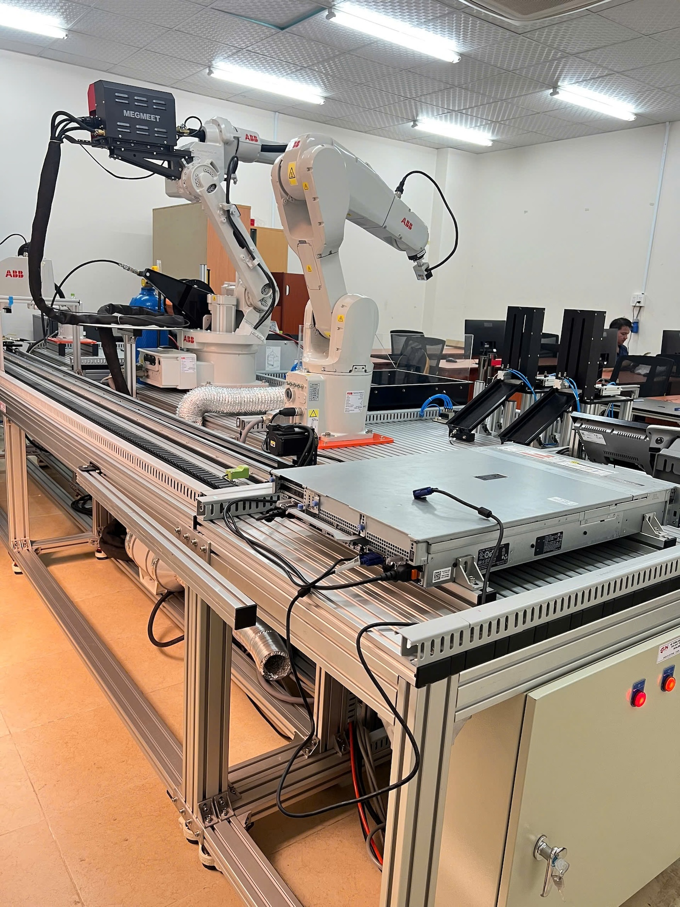 Mô hình Ứng dụng robot trong hệ thống sản xuất dây chuyền tự động