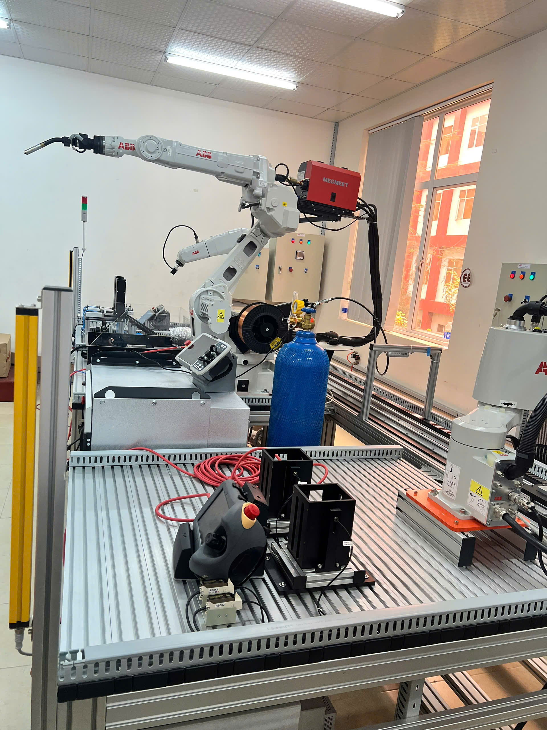 Mô hình Ứng dụng robot trong hệ thống sản xuất dây chuyền tự động