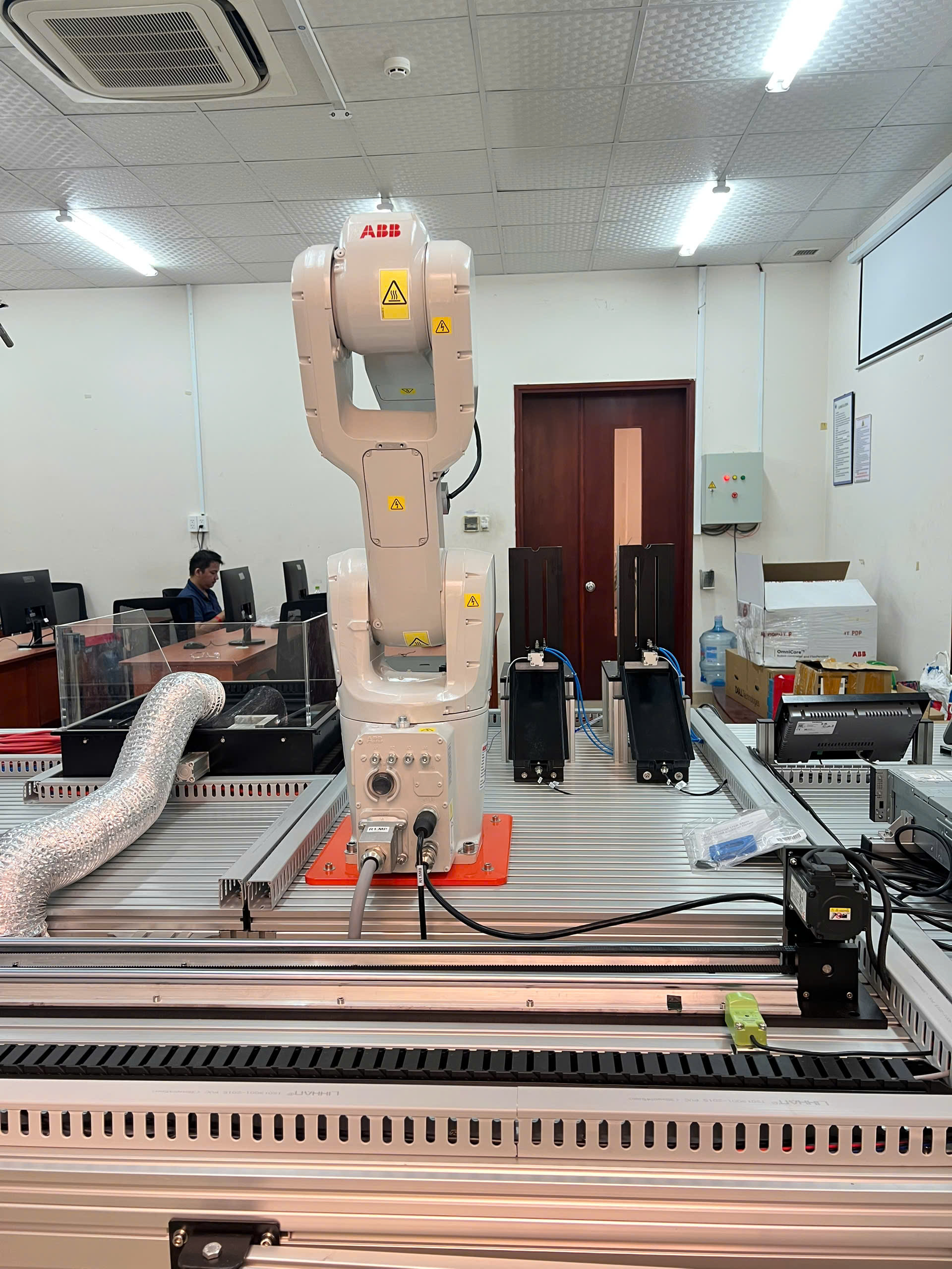 Mô hình Ứng dụng robot trong hệ thống sản xuất dây chuyền tự động