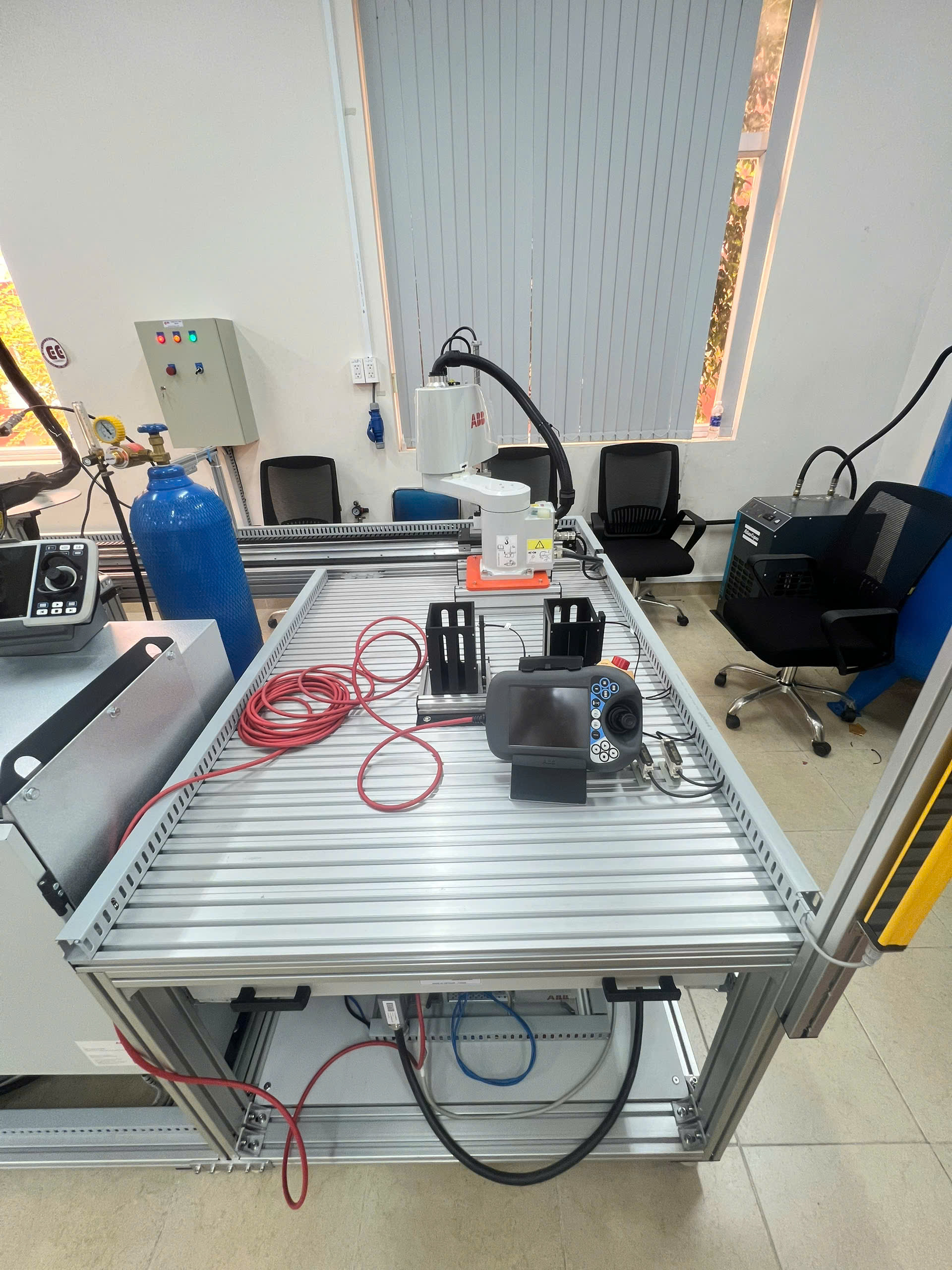 Mô hình Ứng dụng robot trong hệ thống sản xuất dây chuyền tự động