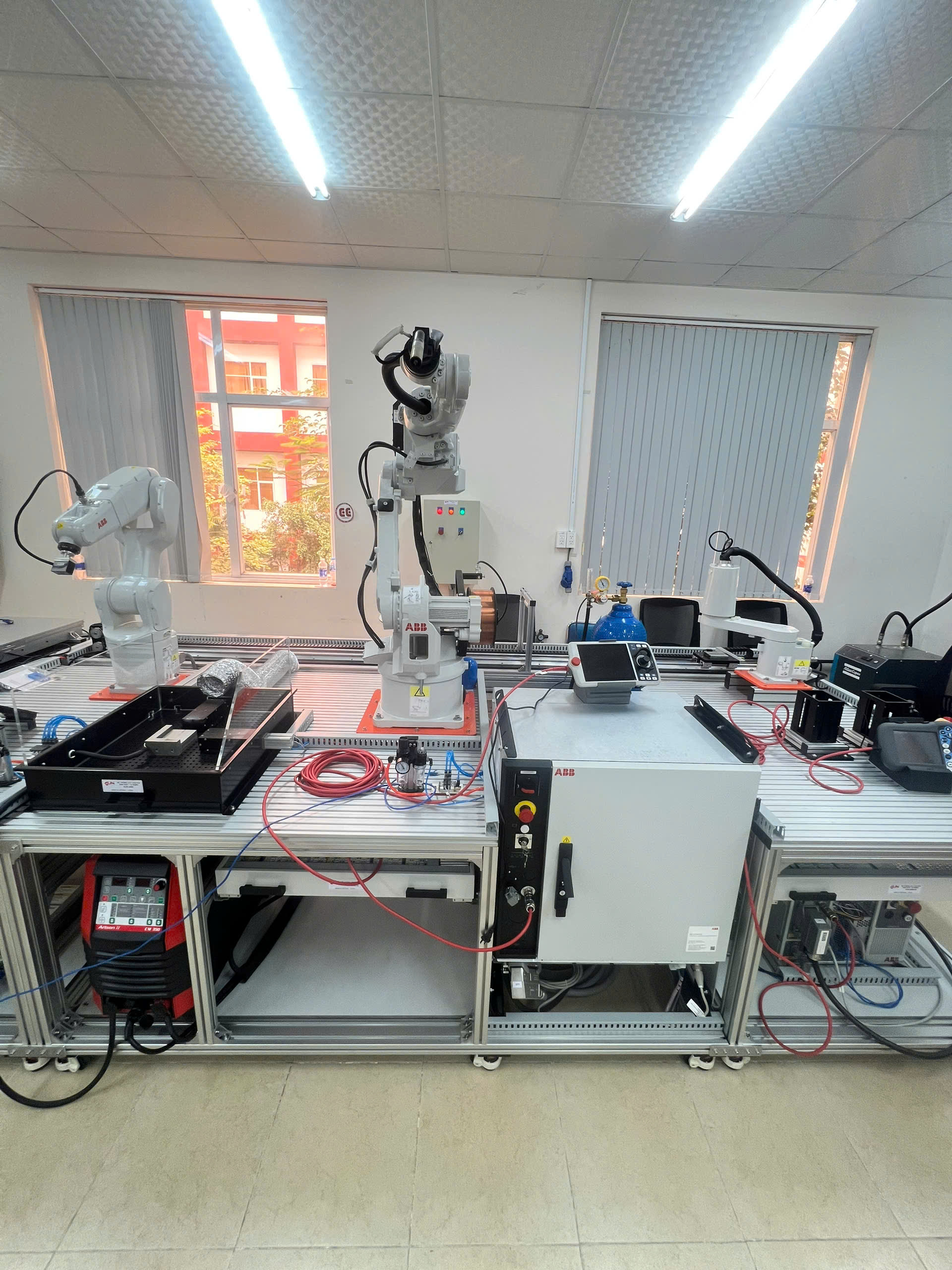 Mô hình Ứng dụng robot trong hệ thống sản xuất dây chuyền tự động