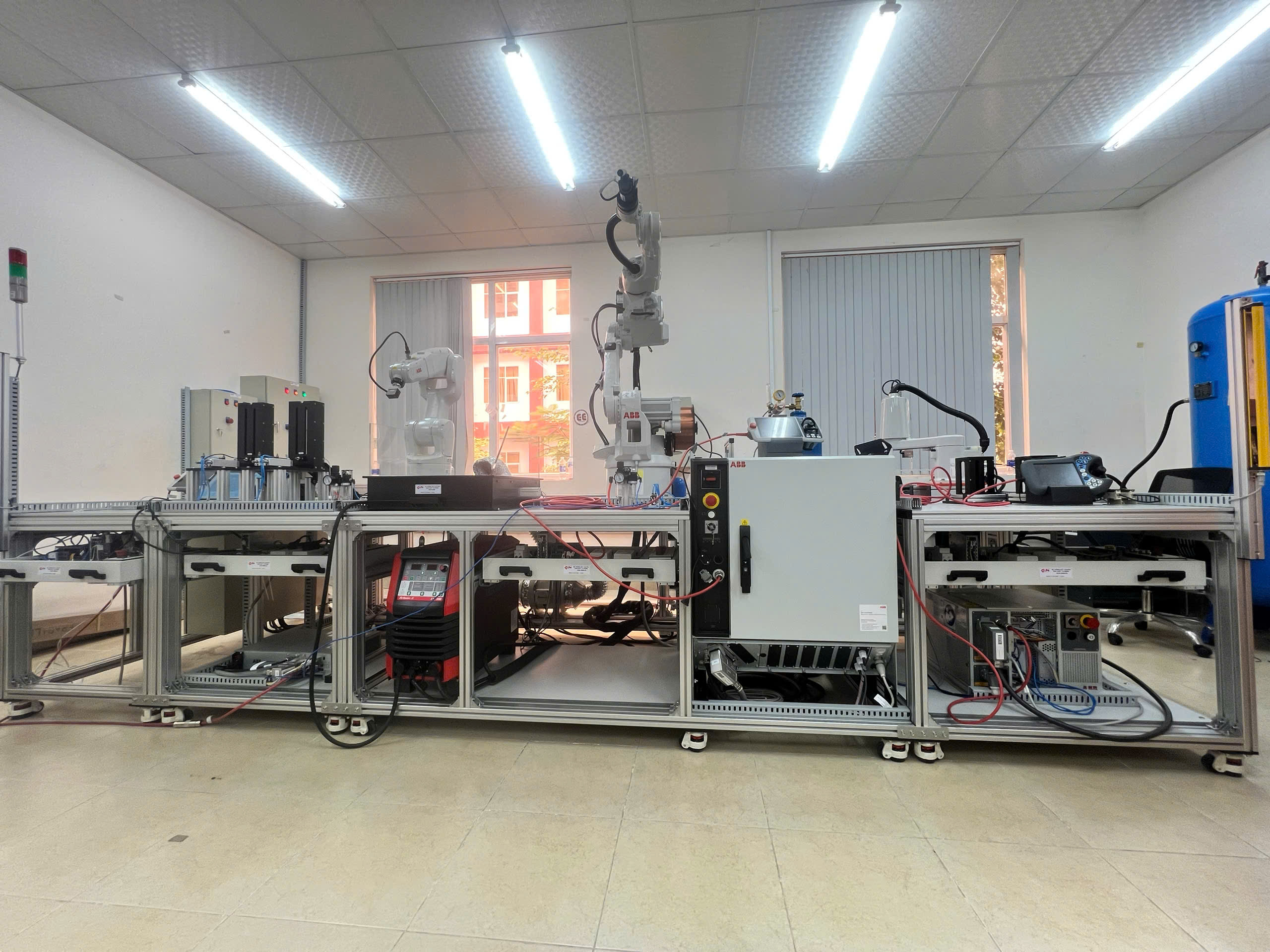 Mô hình Ứng dụng robot trong hệ thống sản xuất dây chuyền tự động
