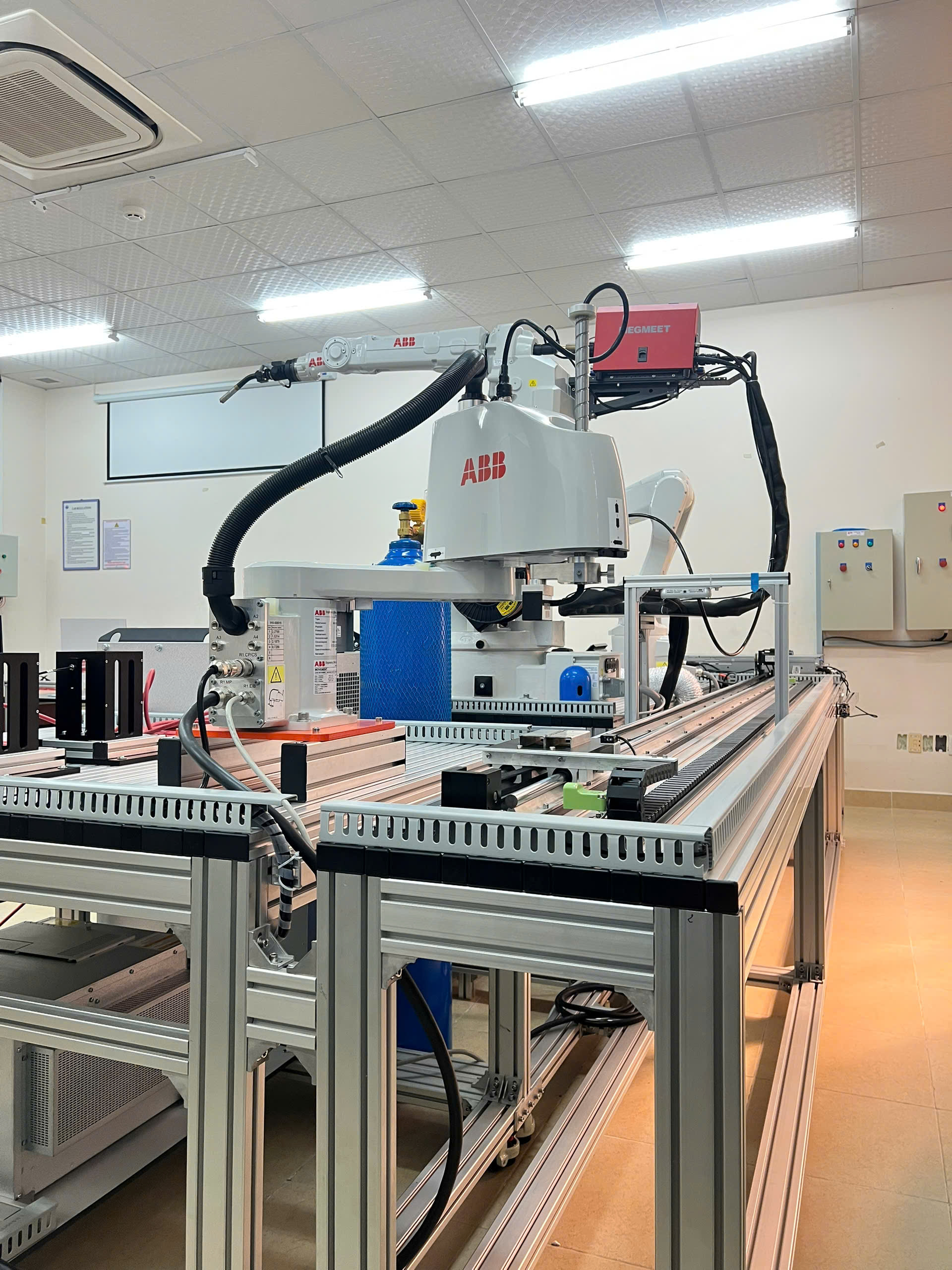 Mô hình Ứng dụng robot trong hệ thống sản xuất dây chuyền tự động