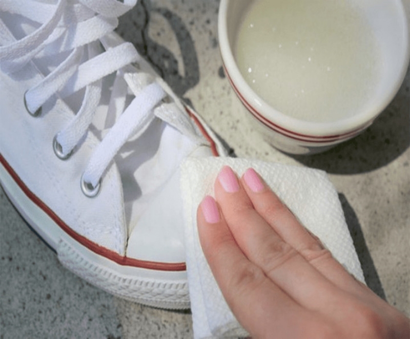 Cách tẩy giày vải trắng xỉn màu đơn giản