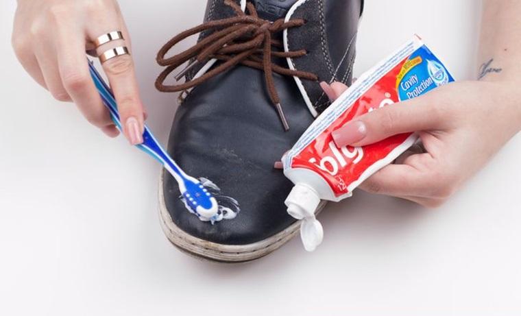 Chà giày bằng kem đánh răng