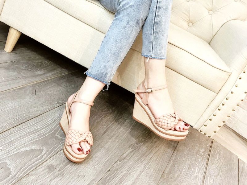 Dáng người phù hợp với sandal đế xuồng