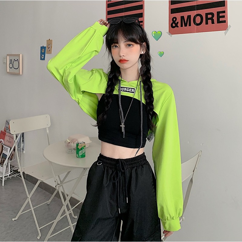 Áo hoodie hiện đại tạo nên vẻ đẹp cá tính khi mix đồ