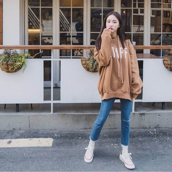 Mix áo hoodie oversize với quần jeans skinny tạo nên phong cách Hàn Quốc cho các bạn nữ