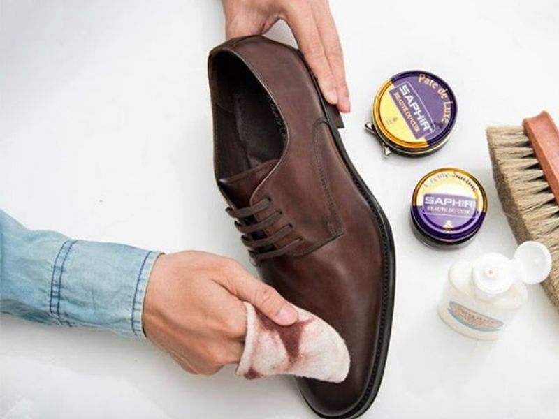 Cách sửa giày tróc da bằng xi đánh giày