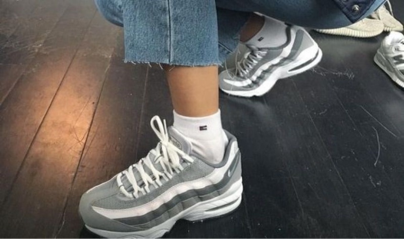 Tất phối với giày sneaker không cổ