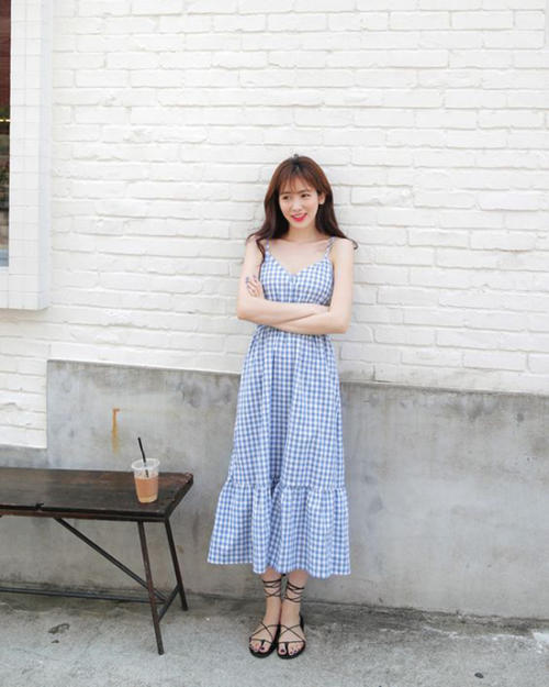 Mix áo đầm dây với giày sandal