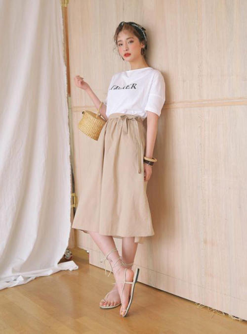 Mix áo thun + chân váy với sandal nữ