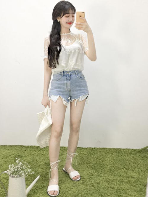 Mix quần jean đùi với sandal nữ