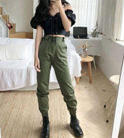 Mix giày boot nữ cùng áo thun croptop và quần jogger