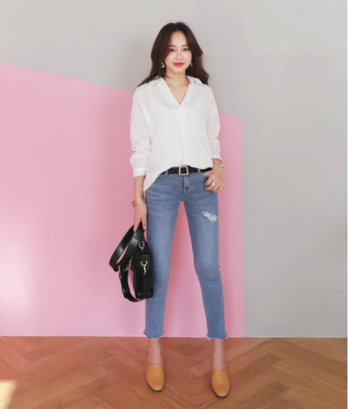 Kết hợp giày búp bê với áo sơ mi và quần jeans