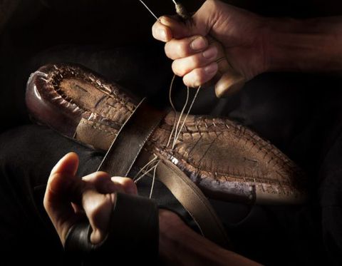 Quá trình may sản xuất giày da thủ công bằng tay