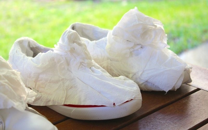 Dùng giấy trắng, báo hút ẩm