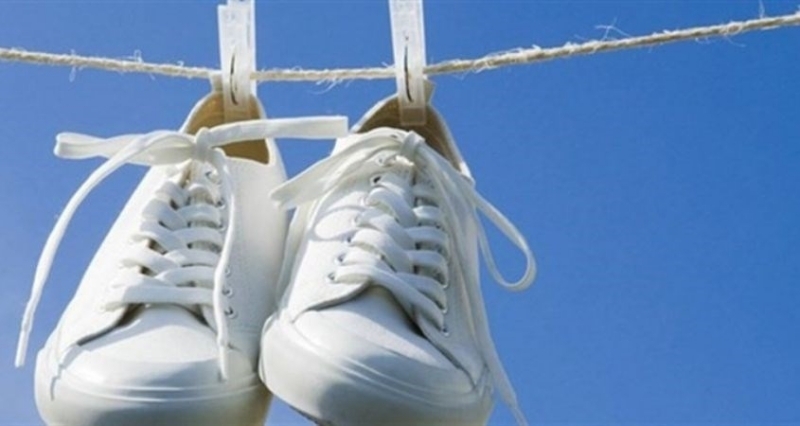 Vì sao phơi giày trắng bị ố vàng?