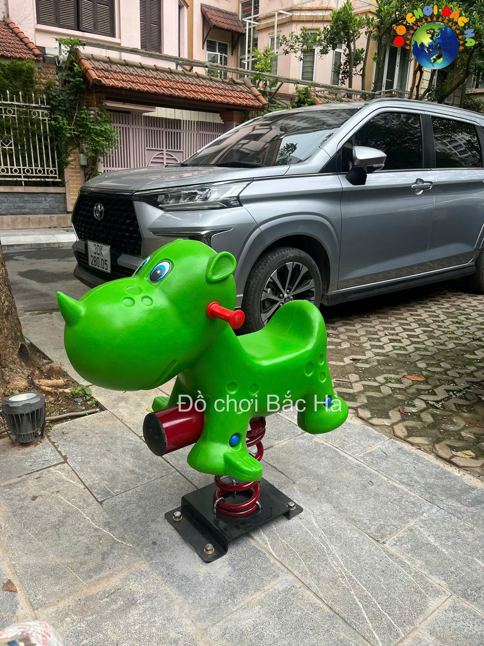 do-choi-bac-ha-lap-dat-san-choi-ngoai-troi-tai-chung-cu-262-nguyen-huy-tuong-tha