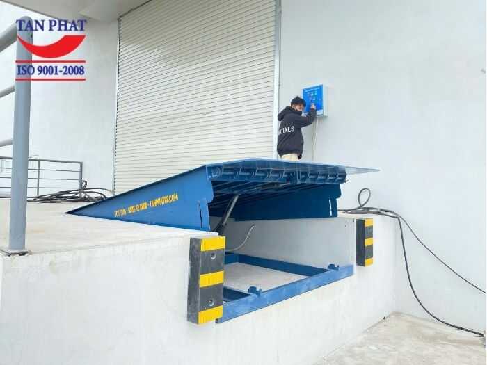 Nhân viên kỹ thuật Tân Phát đang kiểm tra dock leveler