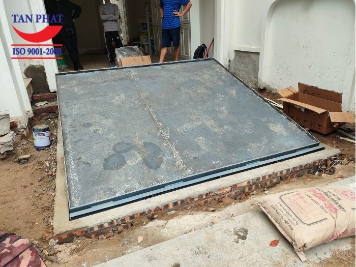 Nhân viên kỹ thuật Tân Phát sửa chữa dock leveler