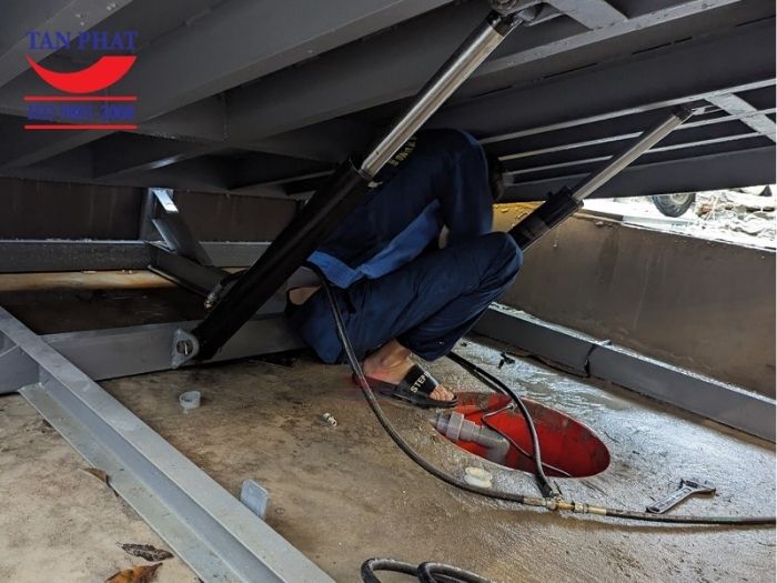 An toàn sàn nâng thủy lực Tân Phát