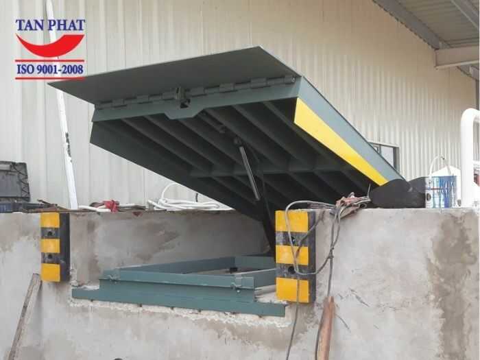 Sàn nâng thủy lực Tân Phát