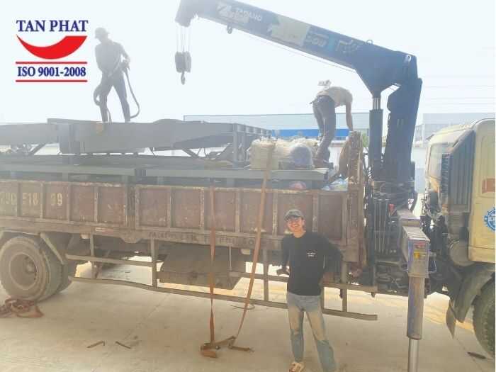 Tân Phát vận chuyển thiết bị đến kho bãi của doanh nghiệp