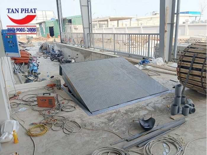 Nhân viên kỹ thuật Tân Phát lắp đặt sàn nâng thủy lực
