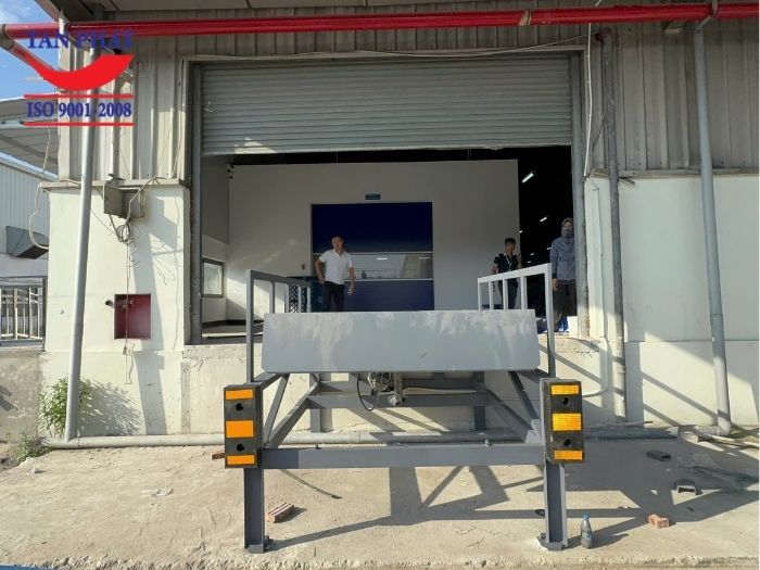 Tân phát lắp đặt dock leveler thủy lực 3 tấn không hố tại Bắc Ninh
