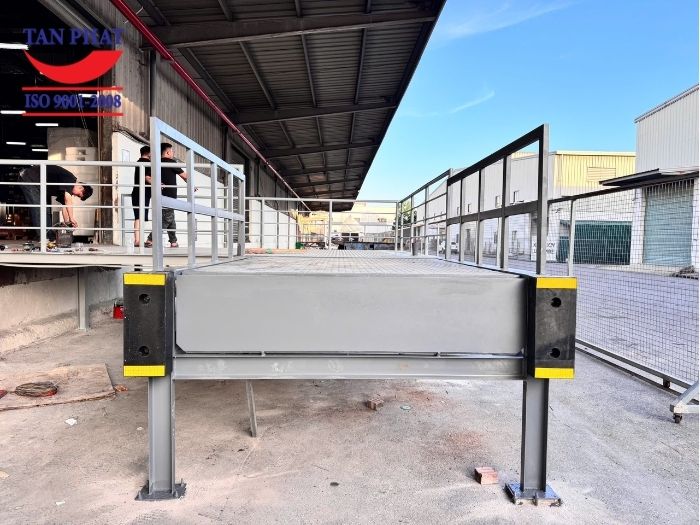 Tân phát lắp đặt dock leveler thủy lực 3 tấn không hố tại Bắc Ninh