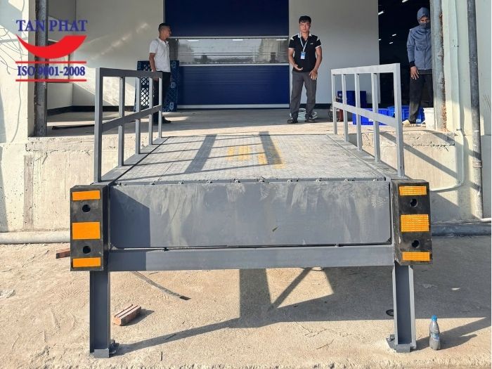 Tân phát lắp đặt dock leveler thủy lực 3 tấn không hố tại Bắc Ninh