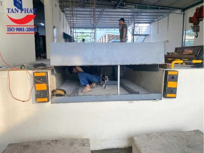 Nhân viên kỹ thuật Tân Phát sửa chữa dock leveler