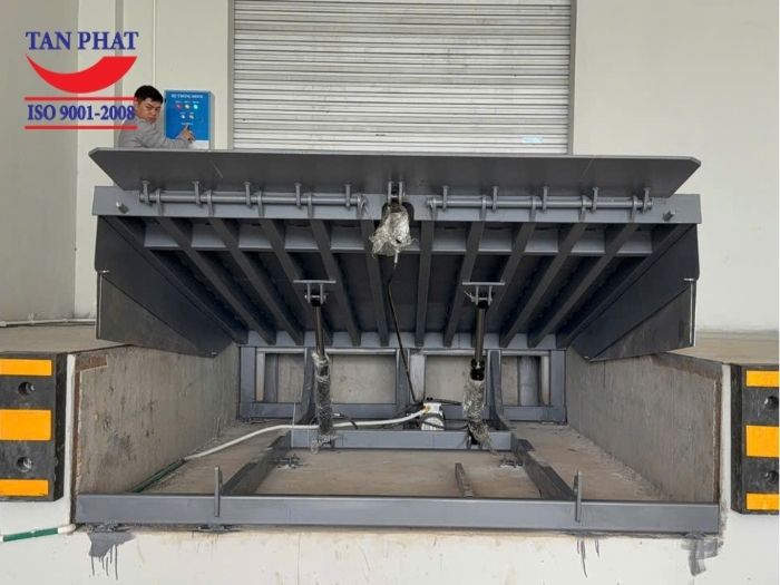 Hydraulic dock leveler - Sàn nâng thủy lực 8 tấn
