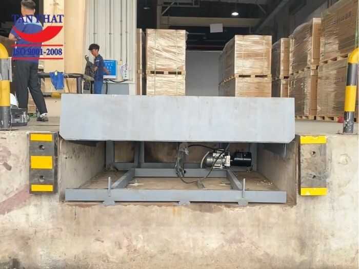 Nhân viên kỹ thuật Tân Phát đang kiểm tra dock leveler