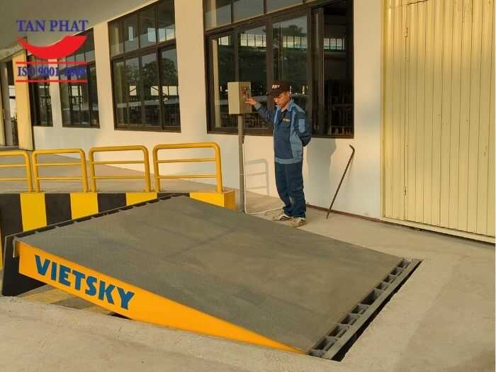 Nhân viên kỹ thuật Tân Phát đang kiểm tra dock leveler