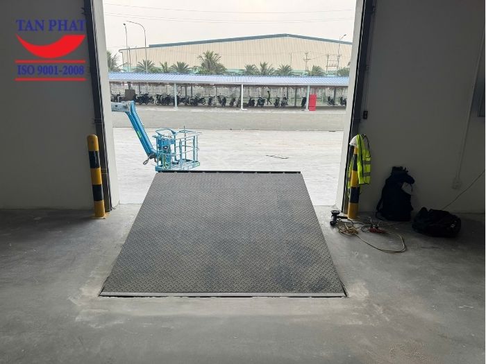 Tân Phát lắp đặt dock leveler thủy lực 12 tấn tại KCN Bảo Minh, Nam Định