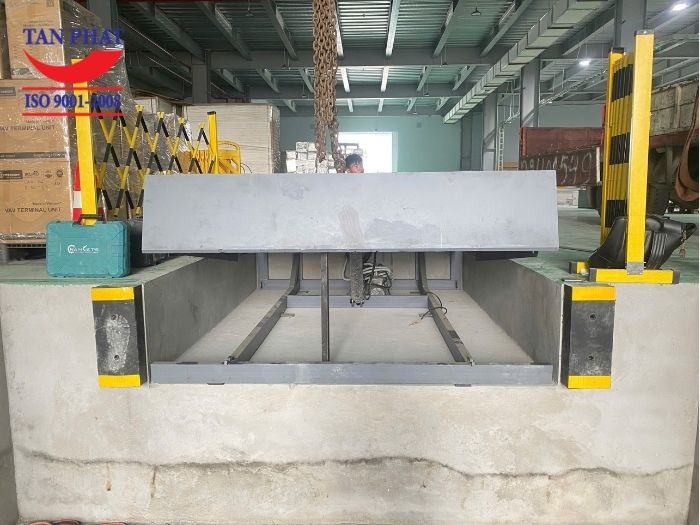 Sàn nâng thủy lực do Tân Phát lắp đặt