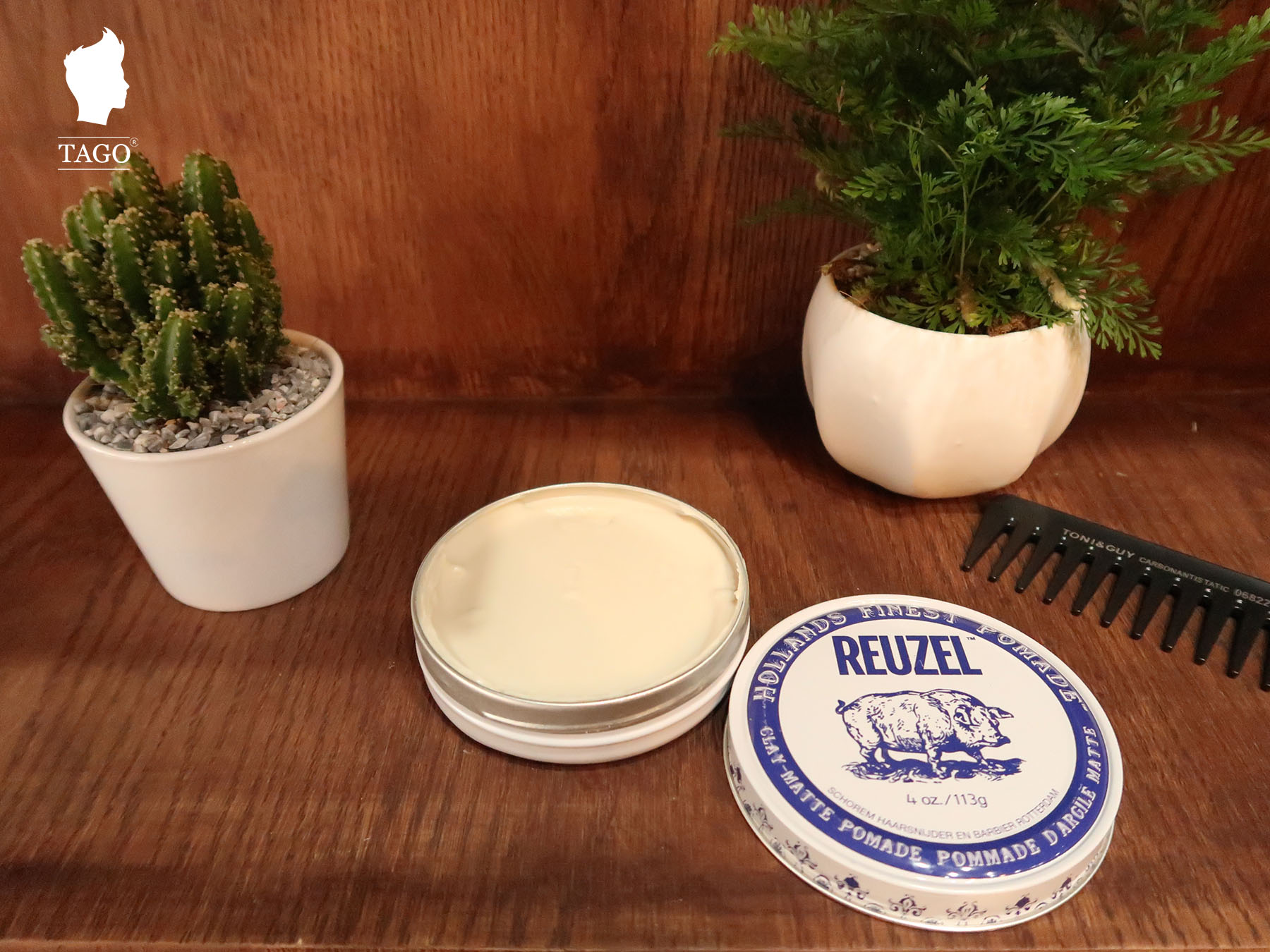 Reuzel Clay Matte Pomade (trắng) là một sự lai tạo độc đáo của các thành phần Pomade gốc nước và đất sét (Clay)