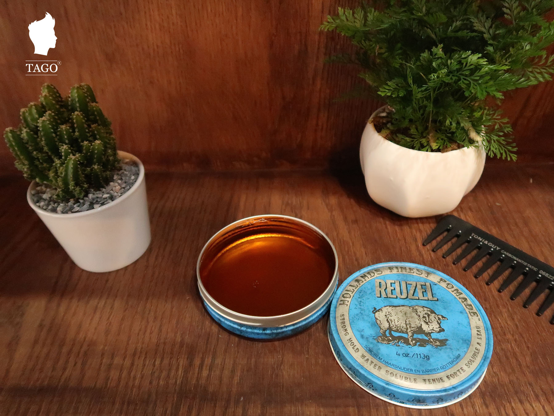 Reuzel Blue Pomade có chất sáp màu vàng dẻo