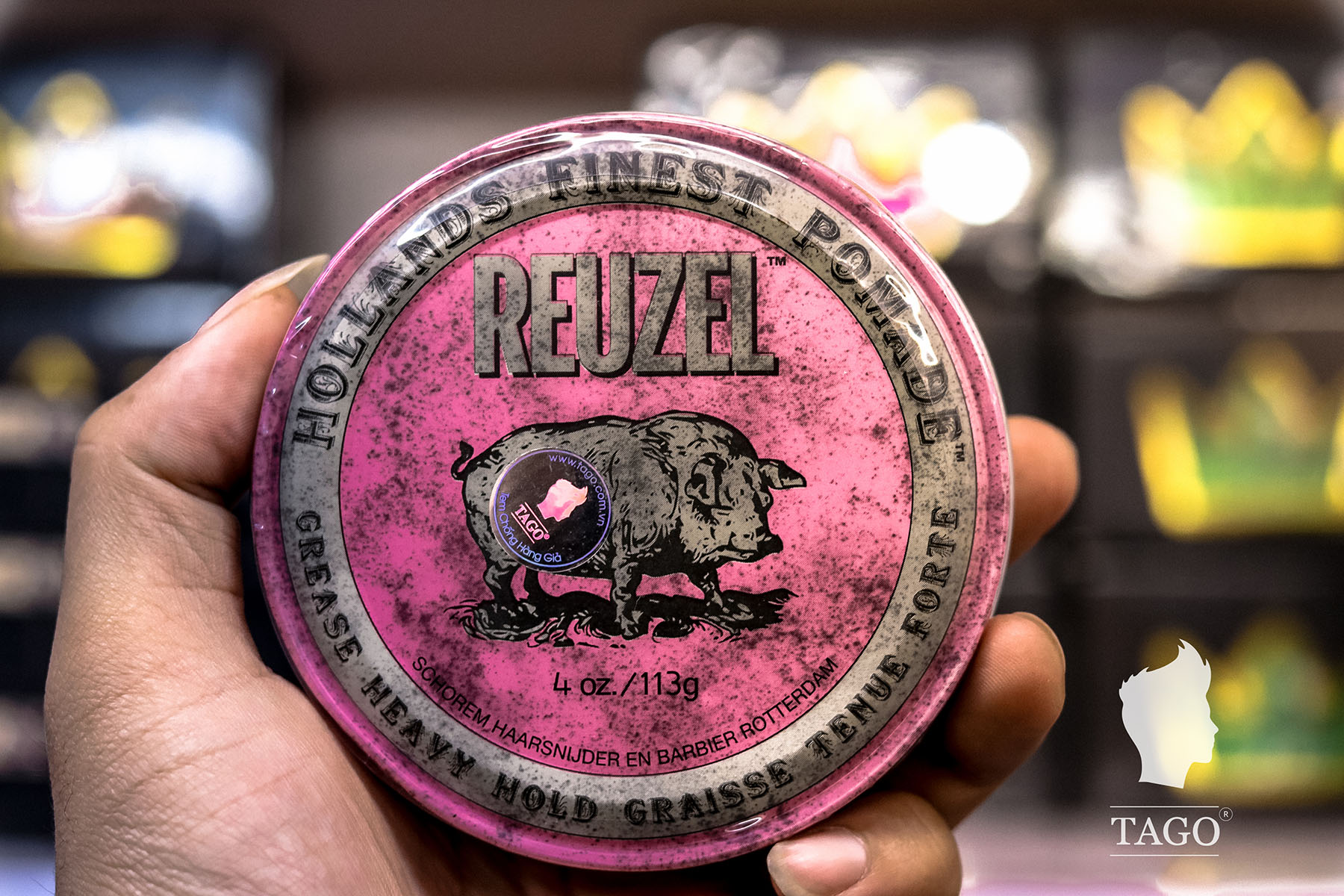 Thiết kế của Reuzel Pink Pomade (hồng) vẫn giữ lối thiết kế hoài cổ đặc trưng của Reuzel