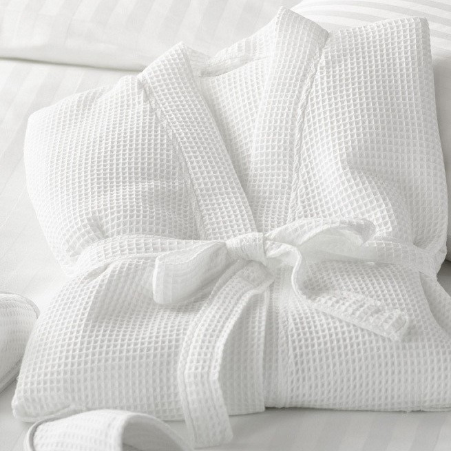 Cách Mặc Áo Choàng Ngủ - Trang Phục Đã Lỗi Thời?