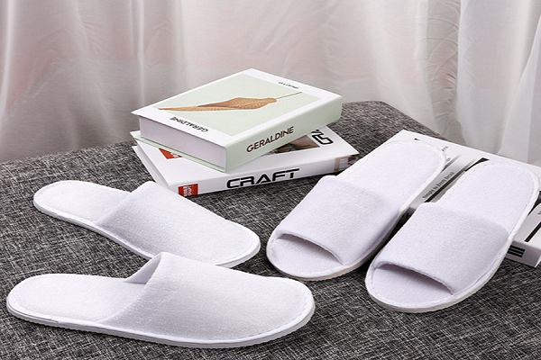 Giật mình với những lý do nên đi dép trong khách sạn