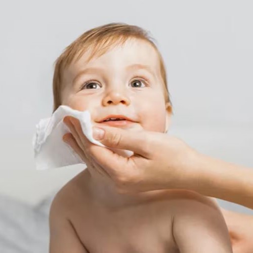 Dùng Khăn Ướt Cho Trẻ Sơ Sinh: An Toàn Hay Không?
