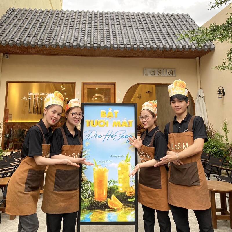 10 Mẫu Đồng Phục Quán Cà Phê Đơn Giản Hiện Đại Trong Năm 2026