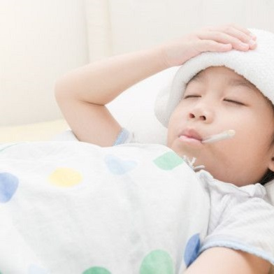 Giải đáp thắc mắc: “Bị sốt có nên đắp khăn lạnh lên trán”