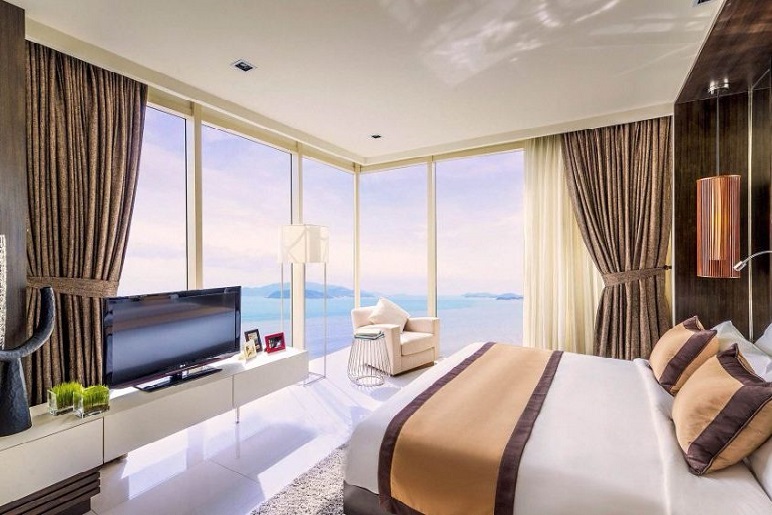 Tại sao giường ngủ khách sạn có nhiều gối?