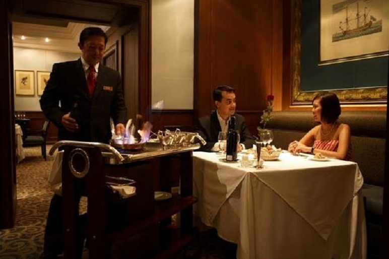 Tại sao khách sạn, nhà hàng nên sử dụng xe đẩy bàn ăn?