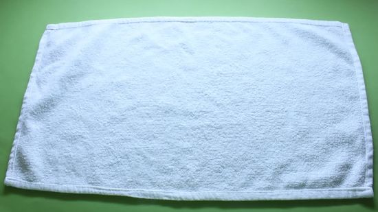 Bước 1 gấp thiên nga bằng khăn phòng tắm