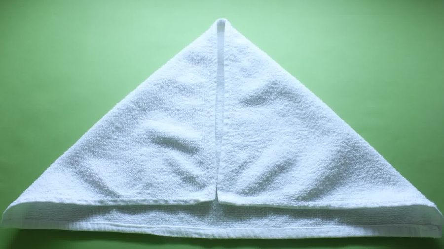Bước 2 gấp thiên nga bằng khăn phòng tắm